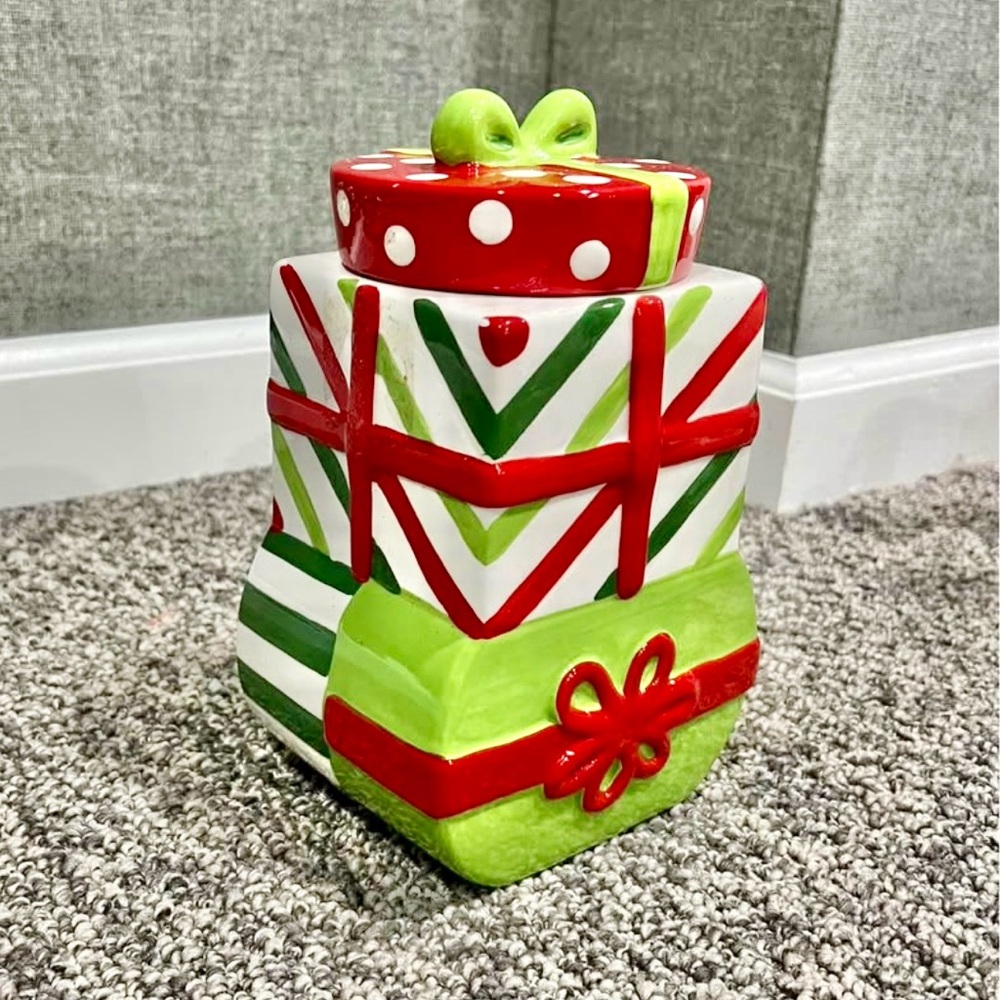 Glass Christmas cookie jar. 🍪 🎄 Great condition. Barely used. 🎄 🍪